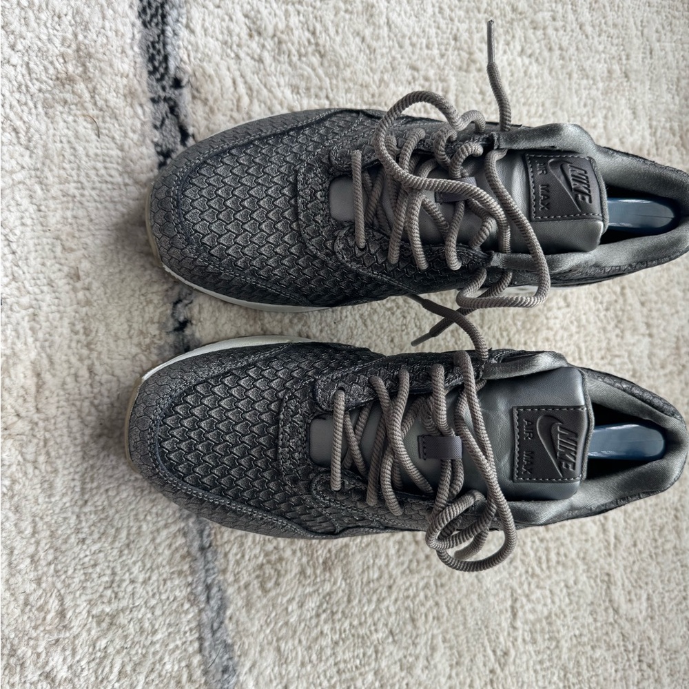 Nike Men's Gray Textured Sneakers